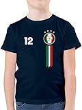 Fussball WM 2022 Fanartikel Kinder - 12. Mann Italien Emblem - 128 (7/8 Jahre) - Dunkelblau - Nationalmannschaft - F130K - Kinder Tshirts und T-Shirt für Jung