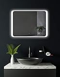 HOKO® LED Badspiegel Kiel im Querformat 80 x 60 cm mit integrierter Digital Uhr! Badezimmerspiegel Quer rundum LED beleuchtet, Energieklasse A+ (WEEE-Reg. Nr.: DE 40647673)