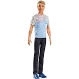Barbie GHR61 - Reise Ken-Puppe, ca. 30 cm groß, in grau-blauem T-Shirt und schwarzer Hose, Geschenk für 3- bis 7-Jährig
