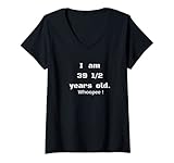 Damen I am 39 1/2 years old Funny Gag Men Women Old Folk T-Shirt mit V