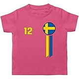 Fussball WM 2022 Fanartikel Baby - 12. Mann Schweden Emblem - 3/6 Monate - Pink - Geschenk - BZ02 - Baby T-S