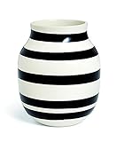 Kähler Omaggio Vase aus Porzellan mit Streifen, Moderne Vase, rund, bauchige, skandinavisches Design Vase für Blumen, Schwarz , 20