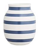 Kähler Omaggio Vase aus Porzellan mit Streifen, Moderne Vase, rund, bauchige, skandinavisches Design Vase für Blumen, Blau, 20