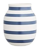 Kähler Omaggio Vase aus Porzellan mit Streifen, Moderne Vase, rund, bauchige, skandinavisches Design Vase für Blumen, Blau, 20