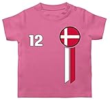 Fussball WM 2022 Fanartikel Baby - 12. Mann Dänemark Emblem - 18/24 Monate - Pink - Nationalmannschaft - BZ02 - Baby T-S