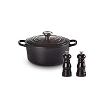 Le Creuset Signature Gusseisen-Bräter mit Deckel, Ø 24 cm, Rund, Für alle Herdarten und Induktion geeignet + Le Creuset Kleines Mühlenset, Salz- und Pfeffermü