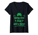 Damen Safety First Drink With A Nurse Irish RN ICU St Patricks Day T-Shirt mit V