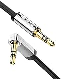 UGREEN Aux Kabel Auto Klinkenkabel 90 Grad 3.5mm Audio Kabel mit Winkelstecker Flach Kabel kompatibel mit Auto Audiosystem, TV, Soundbar, Lautsprecher, Handy, Kopfhörer usw. (0.5m, Schwarz)