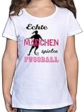 Sport Kind - Echte Mädchen Spielen Fußball schwarz - 116 (5/6 Jahre) - Weiß - Kurzarm - F131K - Mädchen Kinder T-S