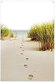 Wallario Garten-Poster Outdoor-Poster - Spuren im Sand- Fußspuren durch die Düne zum Meer in Premiumqualität, Größe: 61 x 91,5 cm, für den Außeneinsatz geeig