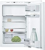 Bosch KIL22AFE0 Serie 6 Einbau-Kühlschrank mit Gefrierfach / E / 88 cm Nischenhöhe / 144 kWh/Jahr / 109 L Kühlteil / 15 L Gefrierteil / VitaFresh plus / VarioS