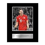 Robert Lewandowski signiertes Foto mit Passepartout, mit Bayern München FC #01 M