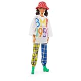 Barbie GNC48 - vollbewegliche Modepuppe (braune Haare, ca. 30 cm), mit Mesh-T-Shirt, karierter Jogginghose und Bucket Hat, ab 6 J