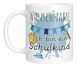 Personalisierte Einschulungs Tasse mit Spruch 'Hurra.Ich bin ein Schulkind + deinem Wunschnamen' - Geschenke zur Einschulung - Einschulungsgeschenk Jungen - Geschenkideen Schultüte (Weiß)