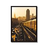 Rahmenbild New York Gold Train | Wandbild mit Rahmen schwarz Hochformat | Bild Motive Stadt | NYC Manhattan Zug Subway Aussicht Tag | Geschenkidee | Wohnzimmer Büro | weiß orange gelb | 50 x 70