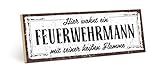 TypeStoff Holzschild mit Spruch – Feuerwehr-Mann – im Vintage-Look mit Zitat als Geschenk und Dekoration zum Thema Feuerwehr und Türschild (9,5 x 28,2 cm)