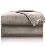 PURE LABEL 2er Set Kuscheldecke Taupe 150x200 cm mit Premium Soft Finish. Doppelpack Hochwertige, Flauschige Fleecedecke als Wohndecke, Tagesdecke oder Sofaüberw