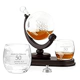 Maverton Whisky Karaffe mit Gravur - Globus mit Schiff, 850 ml - 2er Whiskygläser Set - Whisky Decanter - Geschenk zum Geburtstag für Männer- personalisiert - J