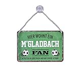 Blechschild Hier wohnt EIN M'Gladbach Fan - Metallschild mit Kordel und Saugnapf - für Gladbach Fans Ultras Anhänger - Deko Schild Artikel Zubehör - Hängeschild Haustür Eingang - Geschenk - 18x12