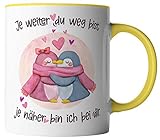 vanVerden Tasse - Je weiter du weg bist je näher bin ich bei dir - Pinguine - beidseitig Bedruckt - Geschenk Idee Kaffeetassen mit Spruch, Tassenfarbe:Weiß/Gelb