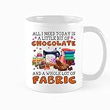 Lustige Kaffeetasse mit Aufschrift 'All I Need Today Is A Whole Lot Of Fabric', Nähen, Quilten, Geschenk für Nähliebhaber, Geburtstag, Weihnachten, Erntedankgeschenke, 325