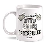 Fashionalarm Tasse So Sieht EIN richtig Cooler Dartspieler aus beidseitig Bedruckt mit lustigem Spruch als Geschenk-Idee für Darts Spieler, Weiß 330