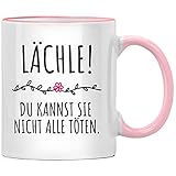 Lächle du kannst sie nicht alle töten Tasse mit Spruch, Lieblingskollegin, Beste Kollegin Geschenk, Abschiedsgeschenk Kollegen, Tassen mit Sprü