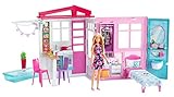 Barbie GWY84 - Ferienhaus mit Puppe, Möbeln und Pool, portables Puppenhaus ca. 46 cm hoch mit Tragegriff, Puppenzubehör Spielzeug ab 3 Jahren, Abweichungen in Verpackung vorb