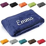 Deitert Kuscheldecke mit Namen oder Wunschtext Bestickt, 200cm x 150cm, extra weiche und gemütliche Sofadecke/Wohndecke, hochwertiges Fleece, personalisiertes Geschenk (Marineblau)