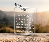 CHRISCK design Schlüsselanhänger aus Acrylglas mit Gravur Kalender - Datum mit Herz - personalisiertes Geschenk für Paare Freund Freundin - Liebe Liebesgeschenk - für Adventskalender o. Nik