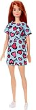 Barbie GHW48 - Chic Puppe im blauem Kleid mit lilafarbenem Herzaufdruck (rothaarig), Spielzeug ab 3 J