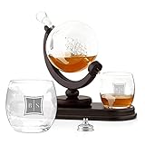 Maverton Whisky Karaffe mit Gravur - Globus mit Schiff, 850 ml - 2er Whiskygläser Set - Whisky Decanter - Geschenk für Paare Eltern - personalisiert - Buchstab