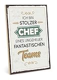 TypeStoff Holzschild mit Spruch – STOLZER Chef – im Vintage-Look mit Zitat als Geschenk und Dekoration (Größe: 19,5 x 28,2 cm)