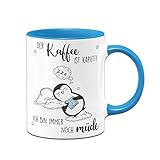 Tassenbrennerei Pinguin Tasse mit Spruch Der Kaffee ist Kaputt! Ich Bin Immer noch Müde - Kaffeetasse lustig - Geschenke Spülmaschinenfest (Blau)