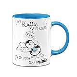 Tassenbrennerei Pinguin Tasse mit Spruch Der Kaffee ist Kaputt! Ich Bin Immer noch Müde - Kaffeetasse lustig - Geschenke Spülmaschinenfest (Blau)