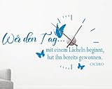 timalo® Wandtattoo mit Uhrwerk Spruch Wer den Tag mit einem Lächeln beginnt, Wanduhr fürs Wohnzimmer DIY Uhr – 60 Farben | 76063-Rot-G-80x44-Uhr-schw