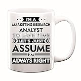 Humor Marketing Research Analyst to Save Time Lets Just Assume I am Always Right, witziger Job Titel Arbeit, personalisiertes Geschenk für Geburtstag, Jahrestag, 325 ml, Weiß
