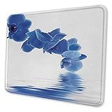 Blaue Mauspad-Muster-Orchideen-Corsage-Zusammensetzung mit Reflexion im Wasser Zen Desgin Brautgarten-Mauspad für Frauen Schreibtisch Violett Blau Weiß
