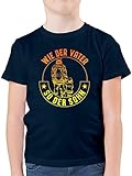 Feuerwehr Kind - Wie der Vater so der Sohn Feuerwehr Gelb Orange - 152 (12/13 Jahre) - Dunkelblau - Wie der Vater so der Sohn - F130K - Kinder Tshirts und T-Shirt für Jung