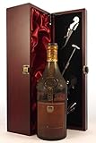 Martell Cordon Bleu Cognac (1940s) Spring Cap in einer mit Seide ausgestatetten Geschenkbox, da zu 4 Weinaccessoires, 1 x 750