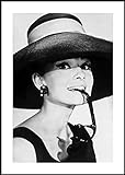Rahmenbild Audrey Hepburn 2 - Wandbild mit Rahmen schwarz im Hochformat | Bild Klassiker | Star Porträt von Hollywood Ikone mit Hut Style | Wohnzimmer Schlafzimmer | schwarzweiß weiß | 50x70