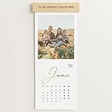 sendmoments Fotokalender 2022 mit personalisierter Holzblende & Veredelung in Gold, Unser Jahr, Wandkalender mit persönlichen Bildern, Kalender für Digitale Fotos, Spiralbindung, Hochformat 148x360