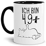 Tasse zum Geburtstag mit lustigem Spruch und Kater mit Stinkefinger - Ich Bin 49+ - Kaffeebecher aus Keramik, Innen & Henkel Schwarz, 300