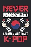 Never underestimate a woman who loves K-pop: K-pop & South Korea Notizbuch 6' x 9' Seoul Geschenk für & Koreanische Flagg