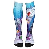 NC Cartoon Style Underwater World Plants and Evil Shark Chasing Little Fish Lustige Socken mit Motiv Mehrfarbige, Bunte, Verrückte für die Leb