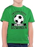 Kinder Sport Kleidung - Zum Fußball geboren zur Schule gezwungen - schwarz - 140 (9/11 Jahre) - Grün - 6 Jahre Tshirt Junge fußball - F130K - Kinder Tshirts und T-Shirt für Jung