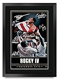 HWC Trading Rocky IV The Cast Rocky 4 Sylvester Stallone Dolph Lundgren Gifts Poster mit Autogramm für Filmerinnerungsfans – gerahmtes Poster A3