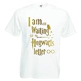 I Am Still Waiting for My Hogwarts Letter T-Shirt – Harry Potter inspiriertes Zauberer magisches Geburtstagsgeschenk Erwachsene T-Shirt Größen S - XXXL Gr. M, weiß