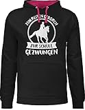 Shirtracer Pferde Geschenk und Reiten Zubehör - Zum Reiten geboren zur Schule gezwungen - S - Schwarz/Fuchsia - Pferde Geschenk - JH003 - Hoodie zweifarbig und Kapuzenpullover für Herren und D