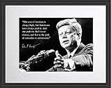 John F Kennedy JFK Foto Poster Gerahmtes Zitat The Cost of Freedom is Always High US Präsident Portrait Berühmte inspirierende Motivationszitate (28 x 35 cm)